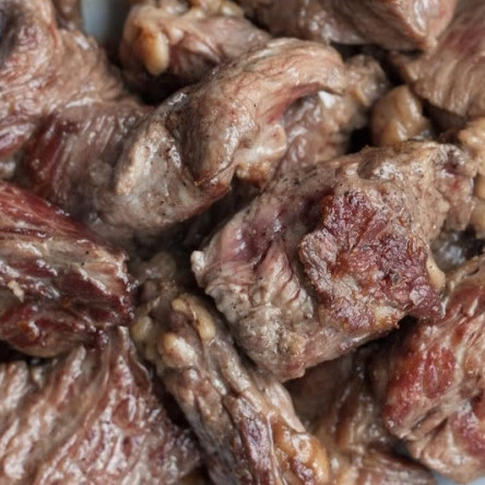 1. Этап. Гуляш из говядины: 5. Обжаренную говядину пока отложите в сторону.