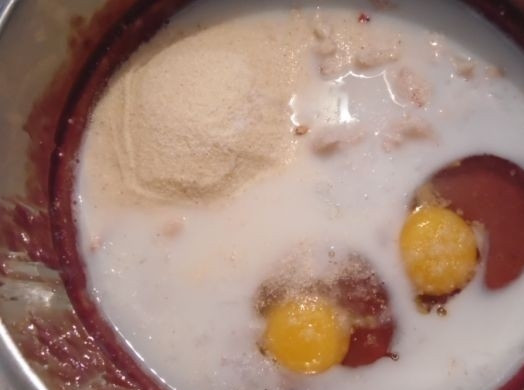 1. Этап. Печеночная колбаса домашняя: 3. Вливаем молоко, насыпаем манку, солим и перчим, добавляем чеснок. Луковицу чистим, нарезаем и обжариваем на сковороде, добавляем ее к печени, все тщательно перемешиваем.