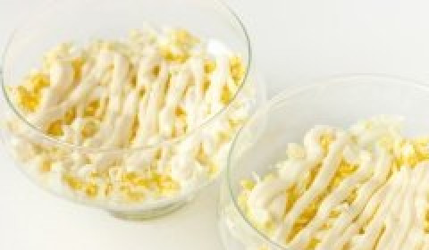 1. Этап. Салат с курицей в креманках: Щедро поливаем майонезом. Можно сделать сетку из майонеза, так его проще распределить. Выложите майонез в целлофановый пакет, на кончике которого сделайте маленькую дырочку и, надавливая, распределите майонез сеточкой на очередной слой.