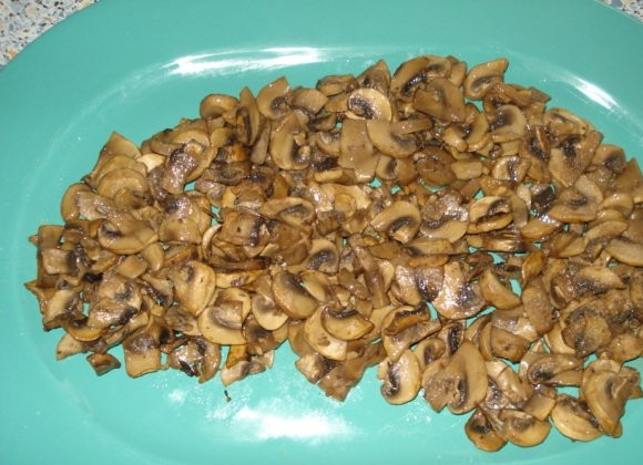 1. Этап. Салат Золотая лошадь: Нарежьте мелко грибы и потушите их до полной готовности.