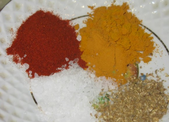 1. Этап. Тушеные утиные грудки: Смешайте специи: куркуму, соль, паприку и кориандр.