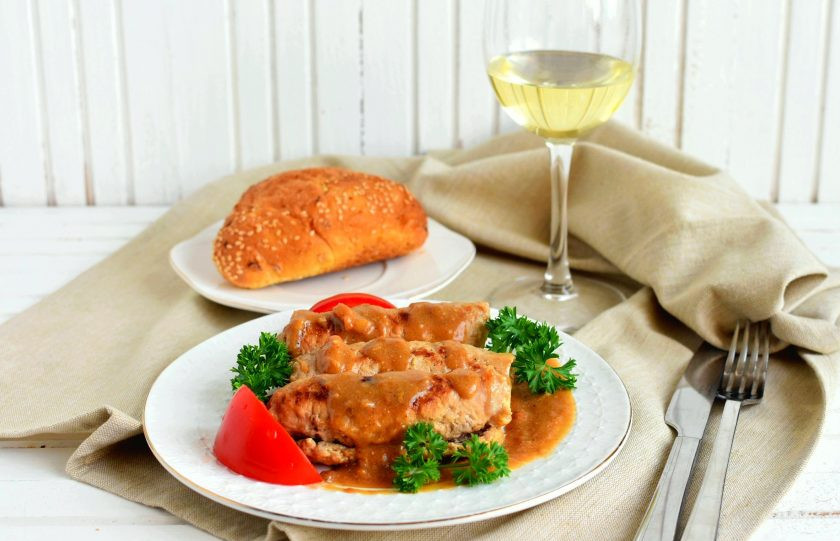 1. Этап. Свиные рулетики с яблоком: Верните рулетики в соус, прогрейте немного и сразу подавайте.