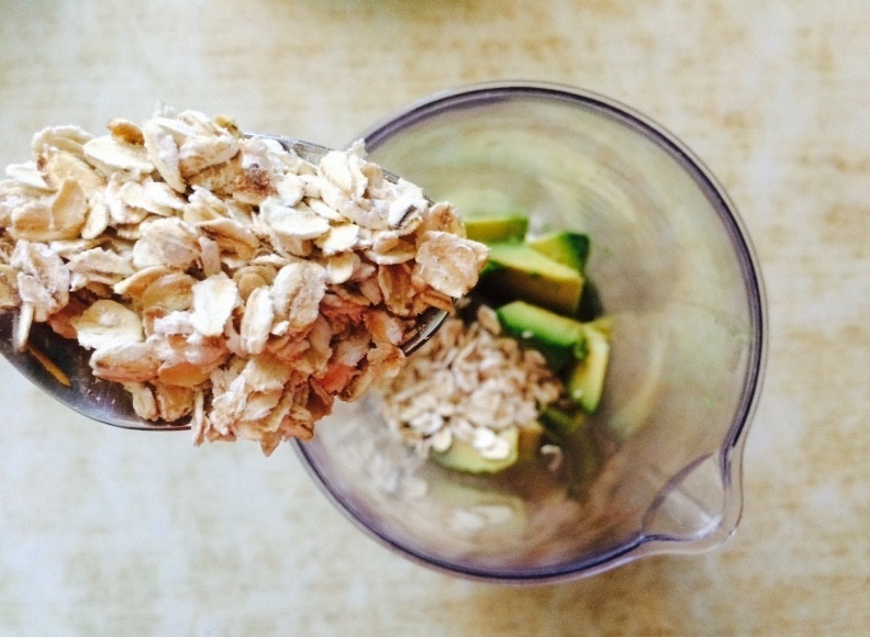 1. Этап. Смузи с авокадо: Добавляем овсяные хлопья.