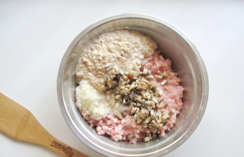 1. Этап. Котлеты из свинины с грибами: Батон замочите в холодной, кипяченой воде, затем отожмите. Пропустите через мясорубку батон. Добавьте грибы.