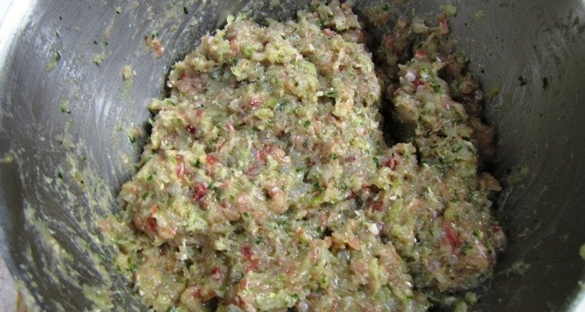 1. Этап. Рыбные котлеты под соусом в духовке: 1. Смешаем фарш с зеленым луком и специями, добавим одну измельченную луковицу и яйца. Перемешаем все ингредиенты, и сформируем котлетки.