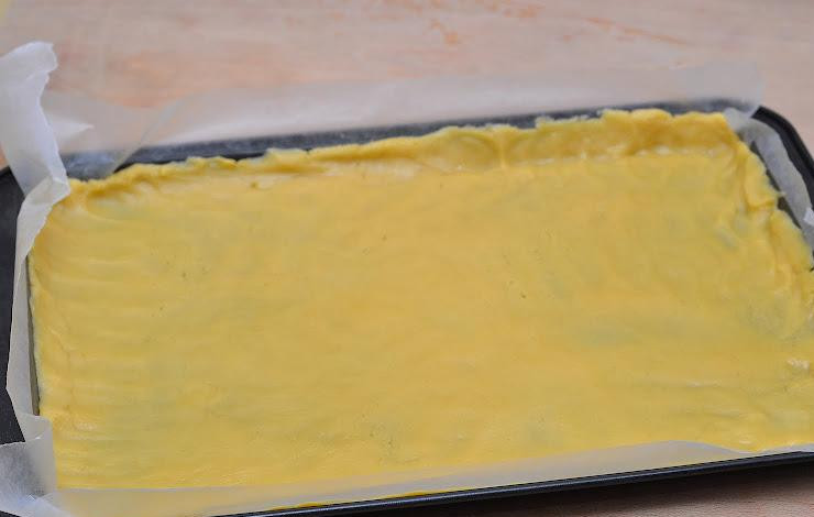 1. Этап. Венское печенье: А тот, что покрупнее, раскатываем на противень, застланный кондитерской бумагой.