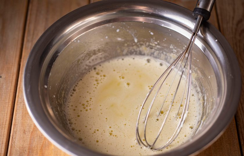 1. Этап. Молочное мороженое с клубникой: В миску к яичной смеси залейте пару столовых ложек горячего молока и активно все перемешайте венчиком.