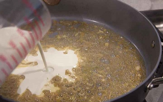 1. Этап. Свиная отбивная в сливках: 4. Добавьте горчицу, подсолите немного и влейте сливки.