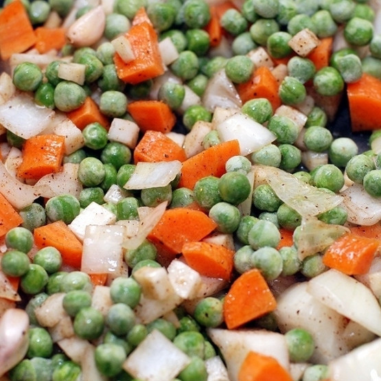 1. Этап. Басмати с овощами и морепродуктами: Когда овощи немного размякнут, сбавляем огонь до среднего, добавляем в сковороду горошек. Накрываем крышкой и тушим, пока горошек не станет совсем мягким (как консервированный). Добавляем специи (соль, перец, мускатный орех).