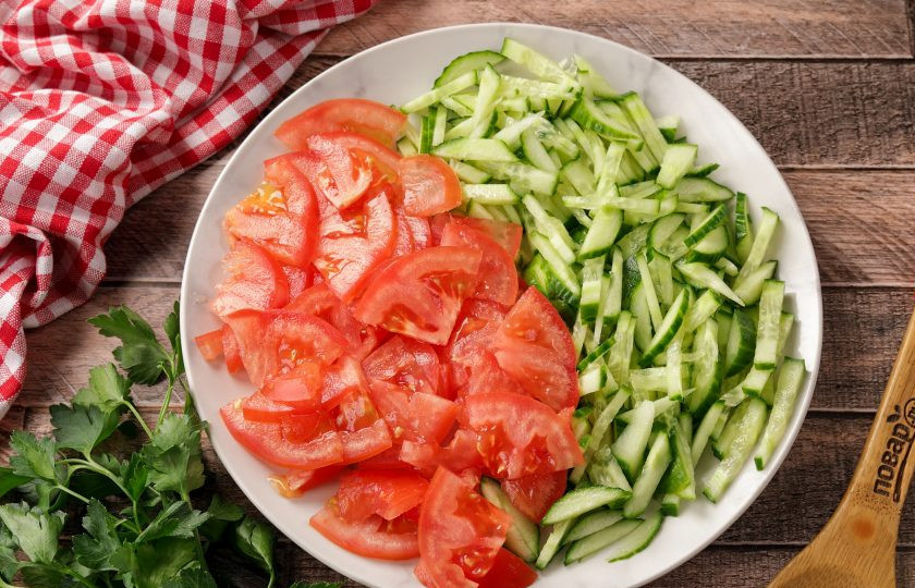 1. Этап. Шаурма в аэрогриле: Огурец нарежьте тонкой соломкой, помидоры небольшими дольками. Если помидоры сильно сочные, то жидкость с семенами можно убрать.