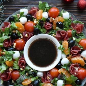 Салат венок с сыровяленой индейкой