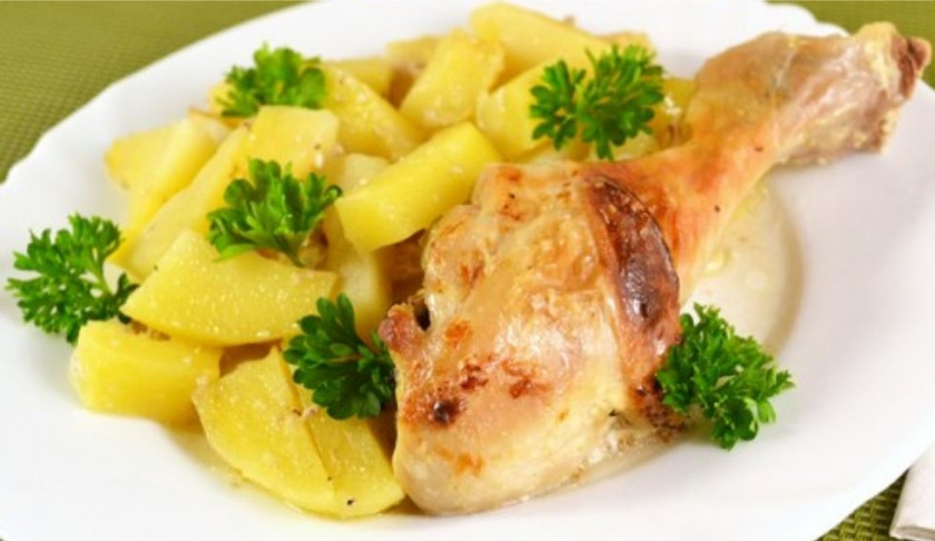 1. Этап. Курица с картошкой в сметане: 8. После, блюдо можно подавать на стол. Украсьте зеленью и наслаждайтесь. Приятного аппетита!