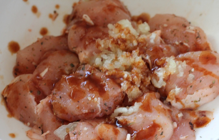 1. Этап. Курица кусочками в мультиварке: И соус табаско.