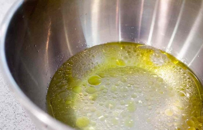 1. Этап. Итальянская фокачча с розмарином: 1. Смешайте дрожжи с 70 миллилитрами теплой воды и оставьте на 10 минут. В большую миску вылейте оставшуюся холодную воду, добавьте оливковое масло.