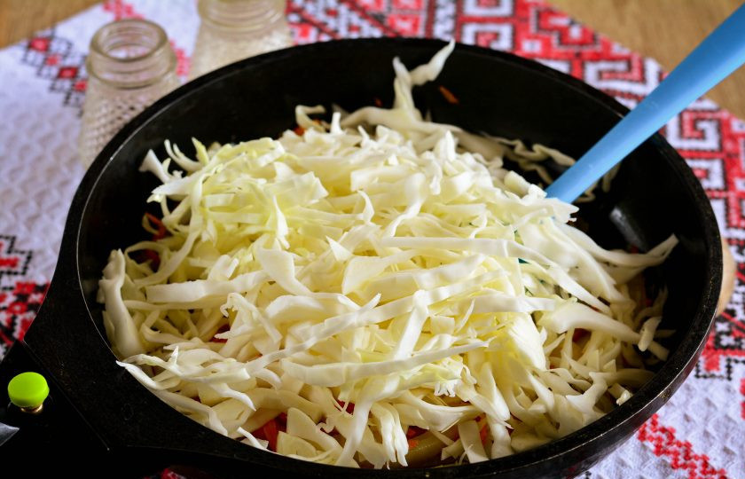 1. Этап. Тушеная капуста с ветчиной: Добавьте капусту.