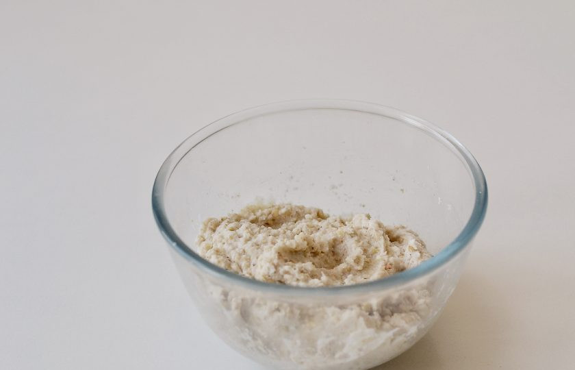 1. Этап. Роллы из гречки: Измельчите гречку вместе цветной капустой. Добавьте лимонный сок, посолите и поперчите по вкусу.