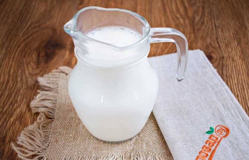 1. Этап. Масло из козьего молока: Для получения масла из козьего молока нам понадобятся сливки. Собрать их можно вручную, но выход масла будет меньше и созревать сливки будут дольше. Козье молоко нагрейте до 35 градусов и пропустите через сепаратор. Затем дайте сливкам созреть при комнатной температуре в течение суток, затем еще 2 суток в холодильнике.