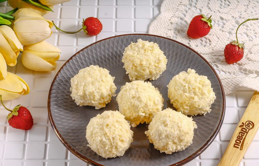 1. Этап. Конфеты из творога и вафель: Так поступите и с оставшейся творожной массой, превращая ее в конфеты.