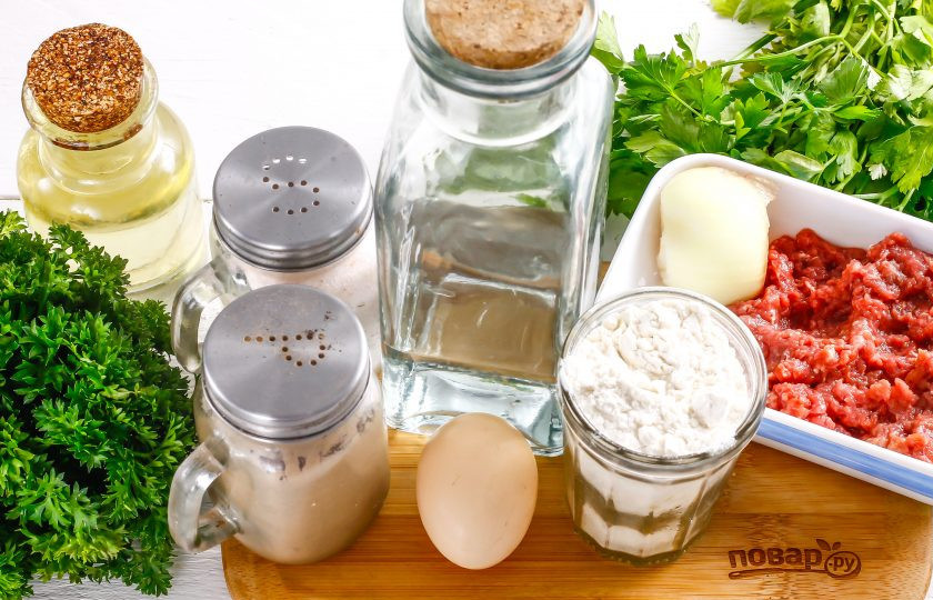 1. Этап. Чебуреки в казане: Подготовьте указанные ингредиенты.