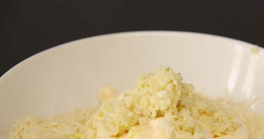 1. Этап. Салат Пасхальный: Выдавливаем или мелко рубим чеснок, добавляем его в миску. Приправляем майонезом.