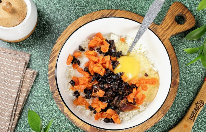 1. Этап. Пирожные Лотосы с творогом и сухофруктами: Перемешайте и добавьте измельчённые сухофрукты.