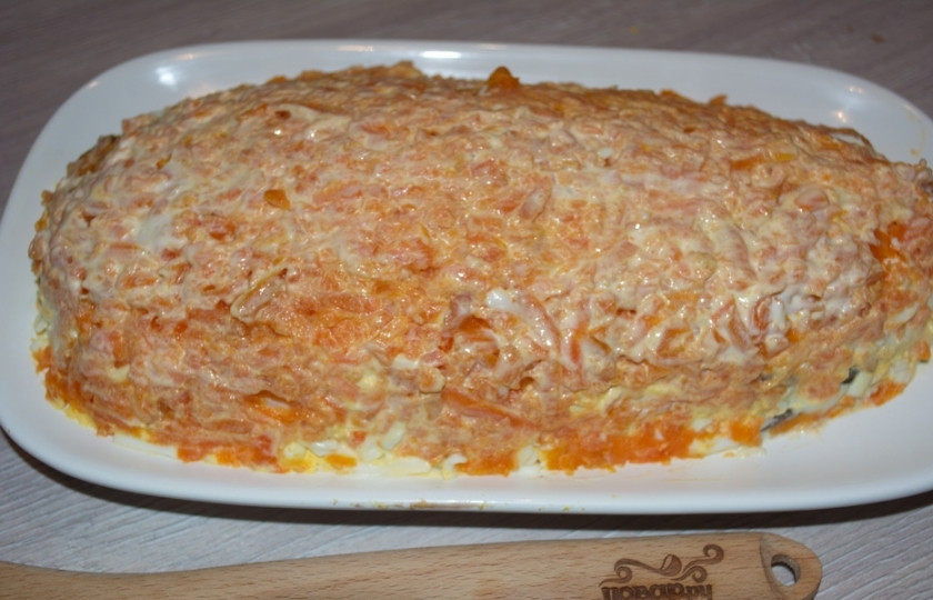 1. Этап. Салат Лисий хвост: Морковь отварную натрите на терке. Выложите на салат и распределите. Смажьте майонезом.