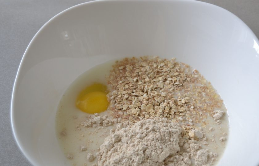 1. Этап. Полезные блины: Добавьте туда же овсяные хлопья и овсяную муку.