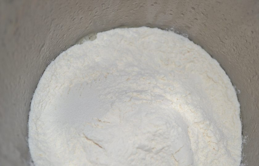 1. Этап. Чебуреки домашние с мясом: 4. Просейте пшеничную муку, добавьте ее в чашу к жидким составляющим.