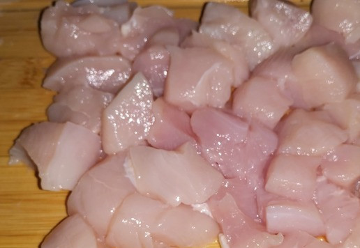 1. Этап. Суп Метис: Через 10 минут в кастрюлю опустить, промытое и нарезанное кусочками, куриное филе.