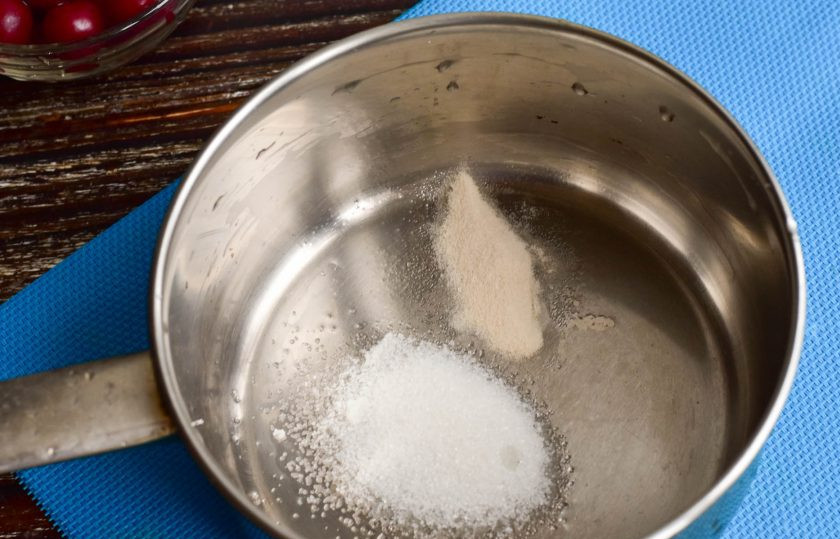 1. Этап. Японское желе: В ковш всыпьте сахар и агар-агар.