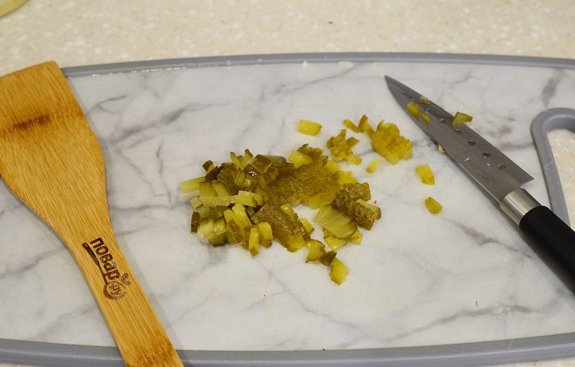 1. Этап. Курземес: 5.Огурец мелко нарежьте, добавьте в сковороду, потушите все около 30 минут.