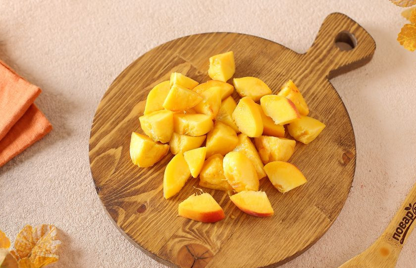 1. Этап. Рисовая каша с персиками: Персики помойте, разрежьте пополам, удалите косточку и нарежьте кубиками.