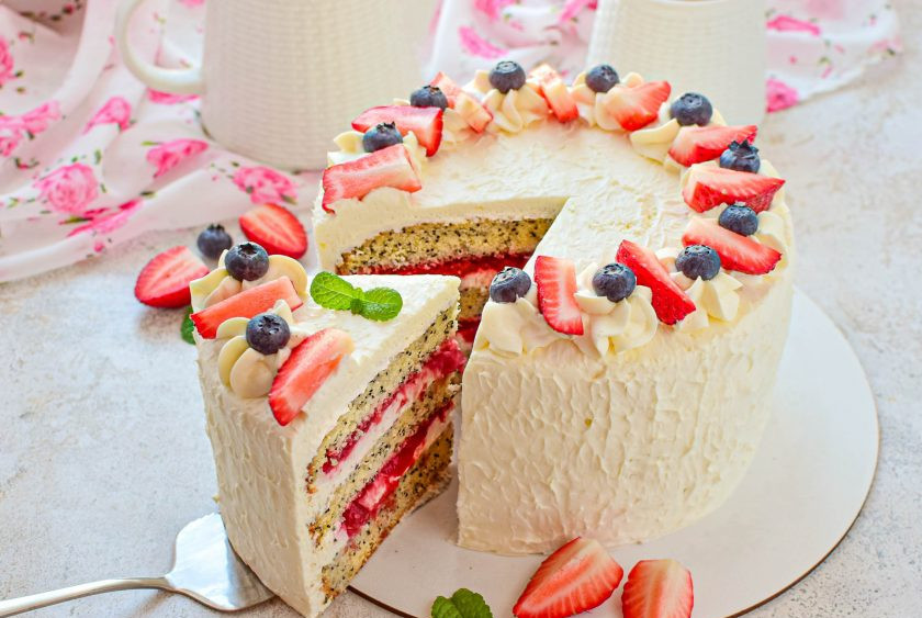 1. Этап. Клубнично-маковый торт: Нарежьте торт на кусочки и подавайте к столу.