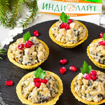 Закуска в тарталетках с индейкой