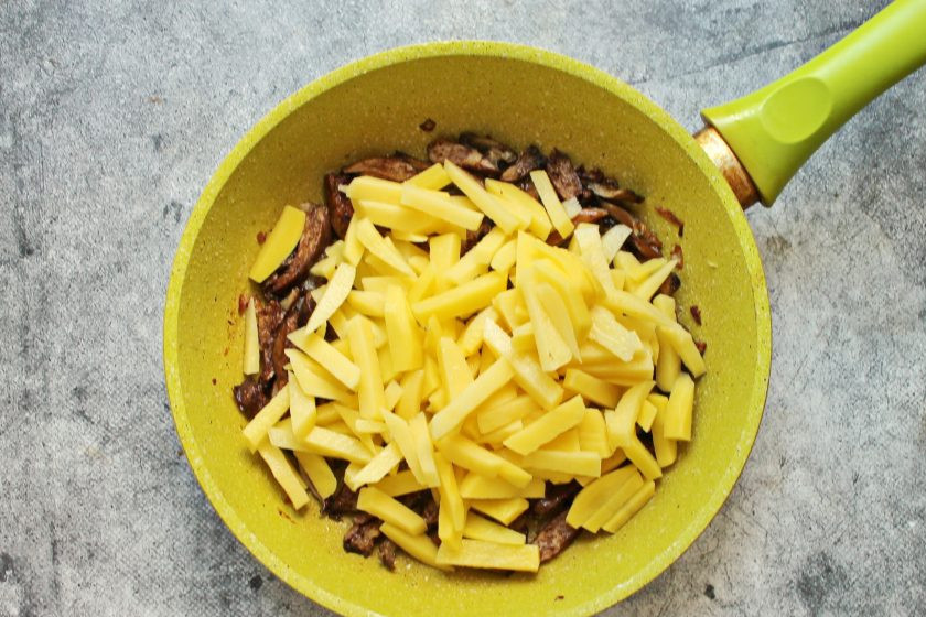 1. Этап. Рыжики жареные с картошкой: Картофель порежьте соломкой и добавьте в сковороду с рыжиками и луком.