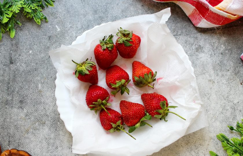 1. Этап. Летний торт: Ягоды для торта нужны крупные и желательно одного размера. Клубнику переберите, удаляя ягоды даже с малейшим признаком порчи или повреждения. Также уберите ягоды без хвостиков, так как при мытье они впитают лишнюю воду. Ягоды выложите в дуршлаг и промойте под проточной водой, дайте воде полностью стечь. Разложите ягоды в один слой на бумажное полотенце и дайте им полностью просохнуть. Лучше всего воспользоваться феном без подогрева, или очень аккуратно обсушить салфетками. Ягоды должны быть абсолютно сухими. Сразу разделите на три группы и разложите их в ряды 3 на 3, чтобы они как можно плотнее лежали друг к другу. То есть у нас получится три группы по девять штук.