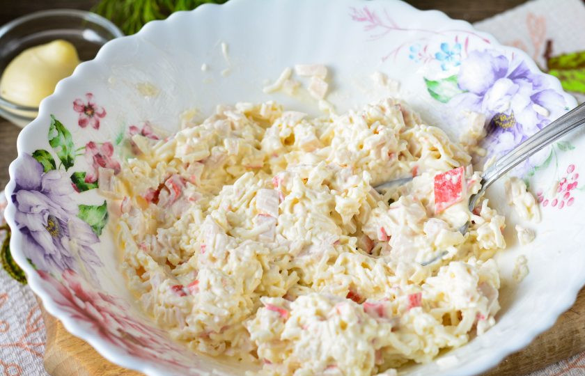 1. Этап. Гренки с крабовыми палочками: Перемешайте начинку.