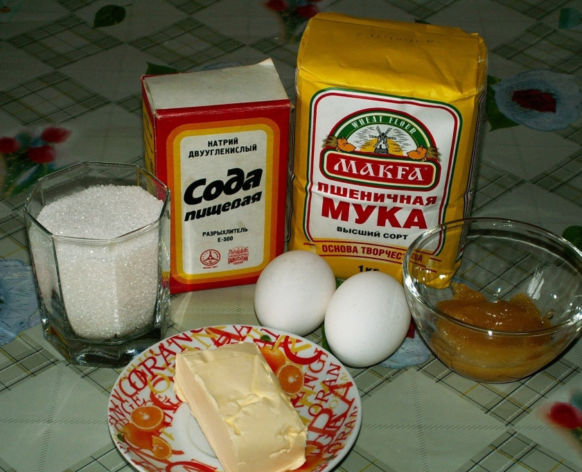 1. Этап. Торт Медовик со сгущенкой: Подготовьте ингредиенты.