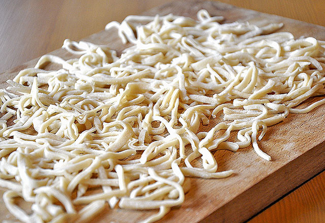 1. Этап. Суп бедного бедняка: Одно яйцо взбиваем с уксусом и водой, добавляем муку и замешиваем тесто. Из него раскатываем большой тонкий пласт и нарезаем лапшу для супа.