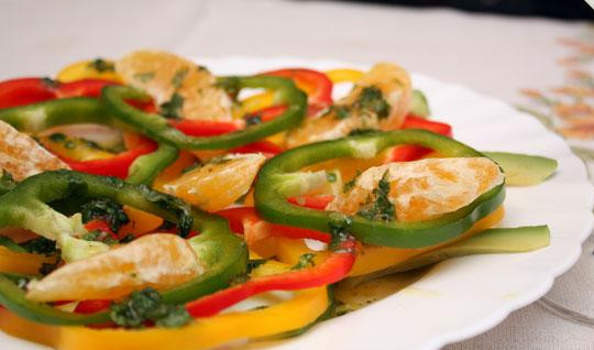 1. Этап. Салат из сладкого перца с авокадо: Поливаем салат приготовленной заправкой. Готово!