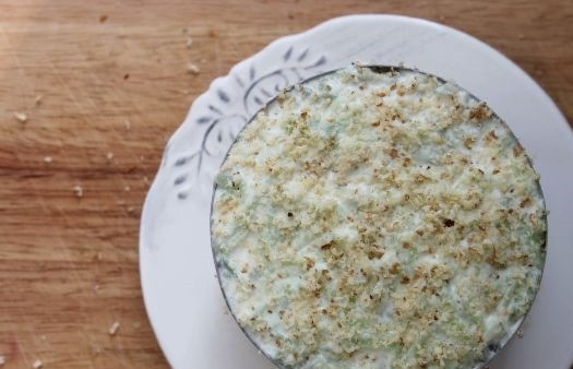 1. Этап. Куриный салат с черносливом и грибами: 8. Теперь можно собирать салат. В глубокий салатник или на тарелку с помощью кольца выложите слоями грибы, курицу, заправку, морковь, чернослив, огурцы, заправку. Верх можно украсить измельченными орешками. Приятного аппетита!