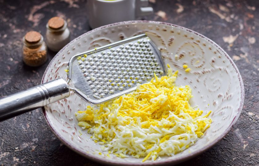 1. Этап. Пирожки из лаваша с яйцом и луком: Вареные яйца очистите от скорлупы, натрите яйца на мелкой терке.