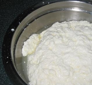 1. Этап. Адыгейский сыр: 4. Выловите творог из сыворотки, процедите через марлю.