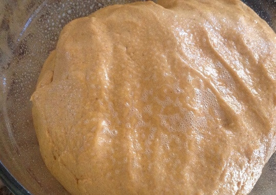 1. Этап. Тыквенно-шоколадные булочки: 6. Готовое тесто уберите в теплое место для подхода часа на 1.5-2.