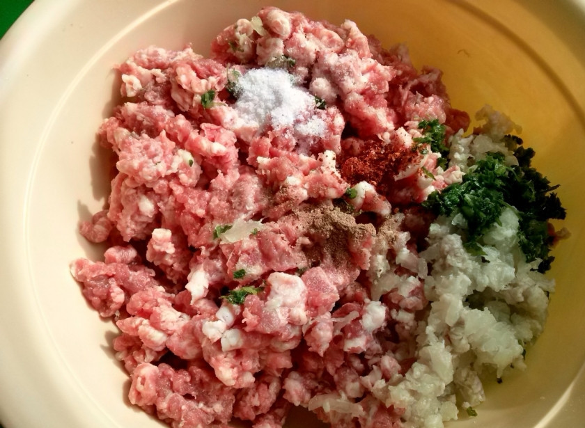 1. Этап. Хинкали (классический рецепт): Мясо перекрутите на мясорубке через крупную решетку. Измельчите лук, кинзу. Посолите по вкусу, добавьте перец и зиру. Фарш тщательно вымесите.