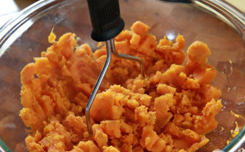 1. Этап. Печенье из сладкого картофеля: 2. Слить воду, остудить, добавить апельсиновую цедру и перемешать до консистенции пюре. Установить противень в нижнюю треть разогретой до 220 градусов духовки. Смазать маслом дно и стенки формы для выпечки.