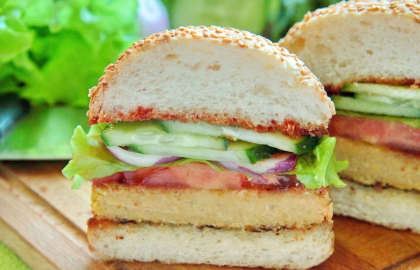 1. Этап. Вегетарианский бургер (мастер-класс): Благодаря наличию овощей бургер получается сочным, а нутовая котлета делает закуску более сытной и питательной! Приятного аппетита!