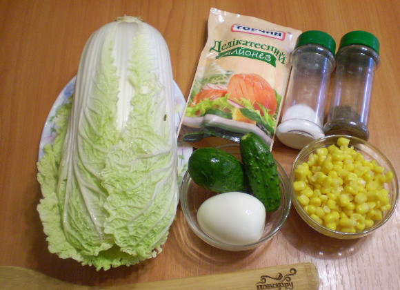 1. Этап. Салат из пекинской капусты с кукурузой: Подготовьте необходимые для салата продукты. Яйцо отварите, остудите и очистите от скорлупы.