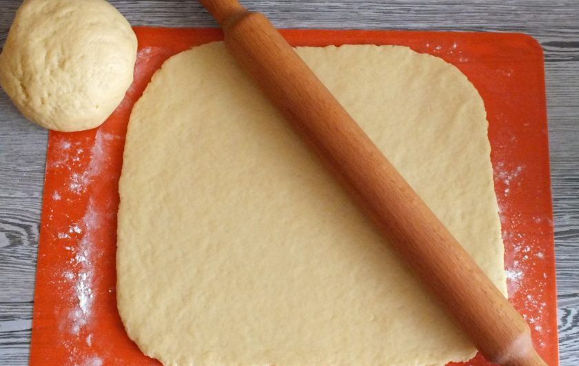 1. Этап. Сочни на маргарине: По истечении времени, достаньте тесто из холодильника. Поделите на две равные части. Раскатайте одну часть в пласт толщиной 0,3 см.