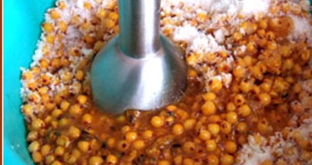 1. Этап. Густое варенье из облепихи: 4. Оставшимся сахаром засыпьте нашу облепиху и потолките ее в глубокой емкости. Затем отправьте ягоды в сироп и варите на слабом огне до тех пор, пока варенье не загустеет.